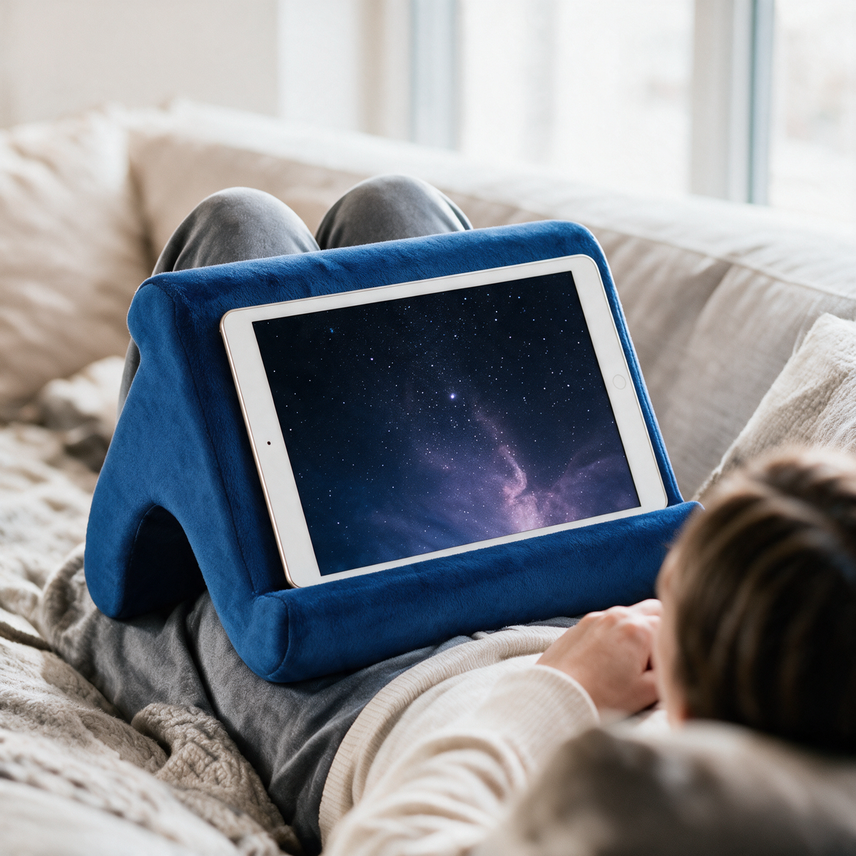 Velmesta tablet pillow stand in Blue